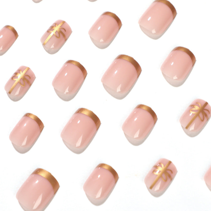 Elegante Nageldesign mit Goldakzenten Karnz