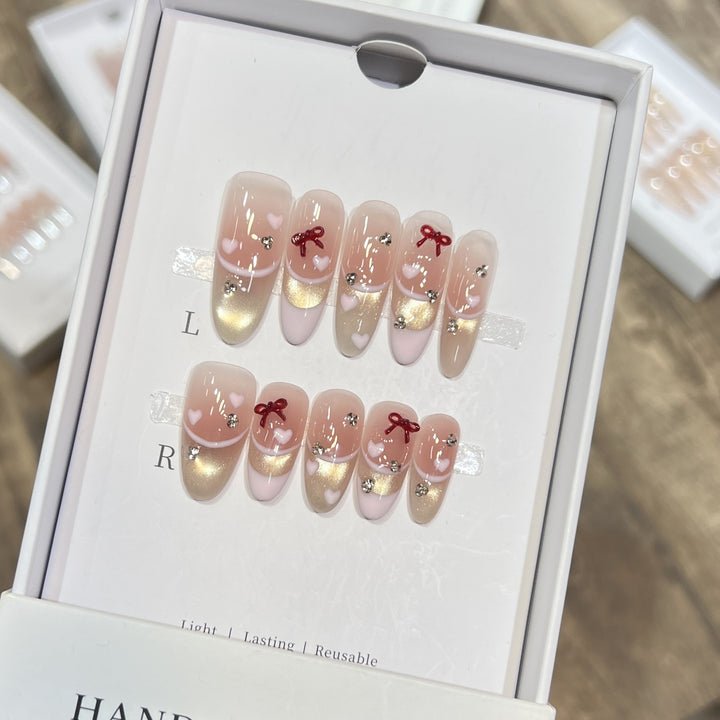 Dekoratives Press-On-Nagelset mit Herz- und Schleifenakzenten Karnz