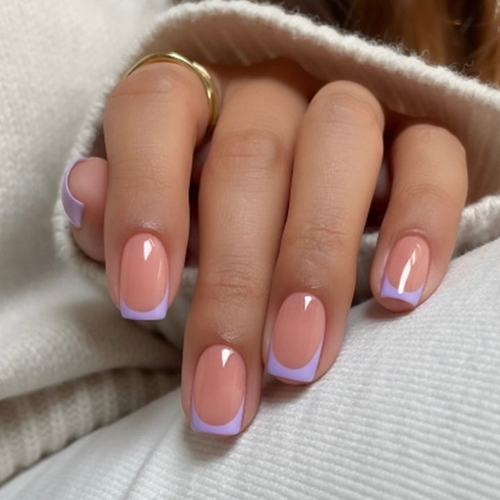 Kunstnagelset mit elegantem French-Manikürestil und romantischen Akzenten Karnz