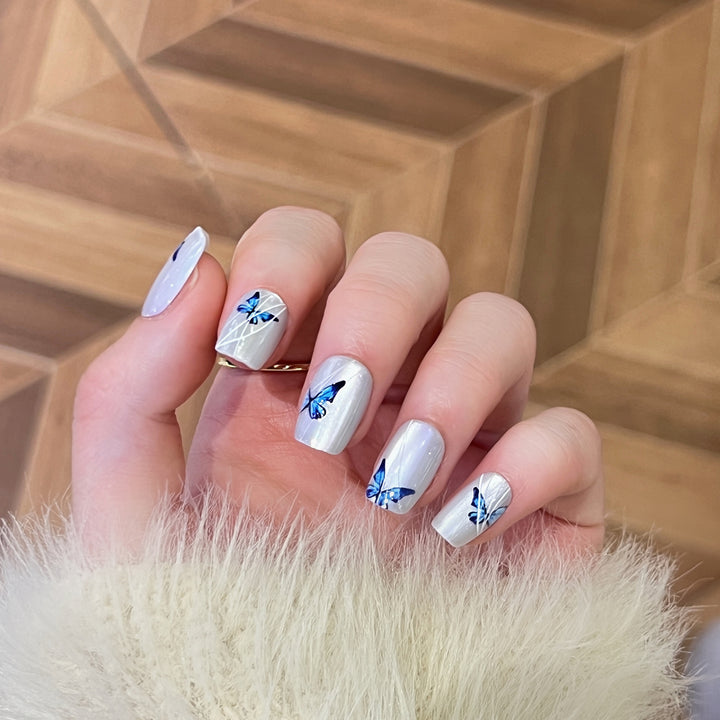 Kreative Nagelverlängerungen mit filigranem Schmetterlingsdesign Karnz
