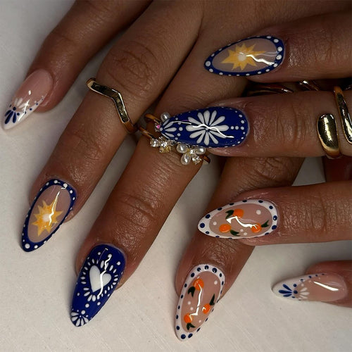 Kunstvolle Nagelkunst mit tropischen Motiven Karnz