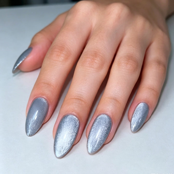 Kunstnägel mit Metallic und Glitzernden Finish Karnz