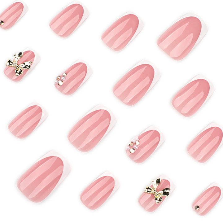 Elegante Nagelverlängerungen mit französischer Spitze und dekorativen Akzenten Karnz