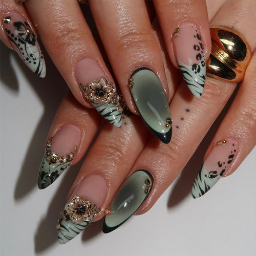 Kunstvolle Stiletto Fingernägel mit Floralen und Geometrischen Verzierungen Karnz