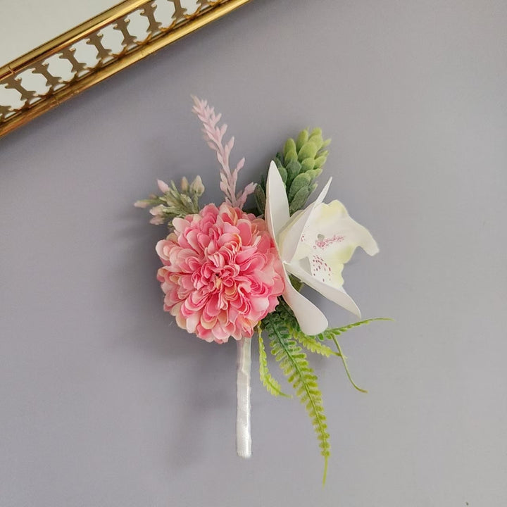 Florale Korsage mit Satinschleife