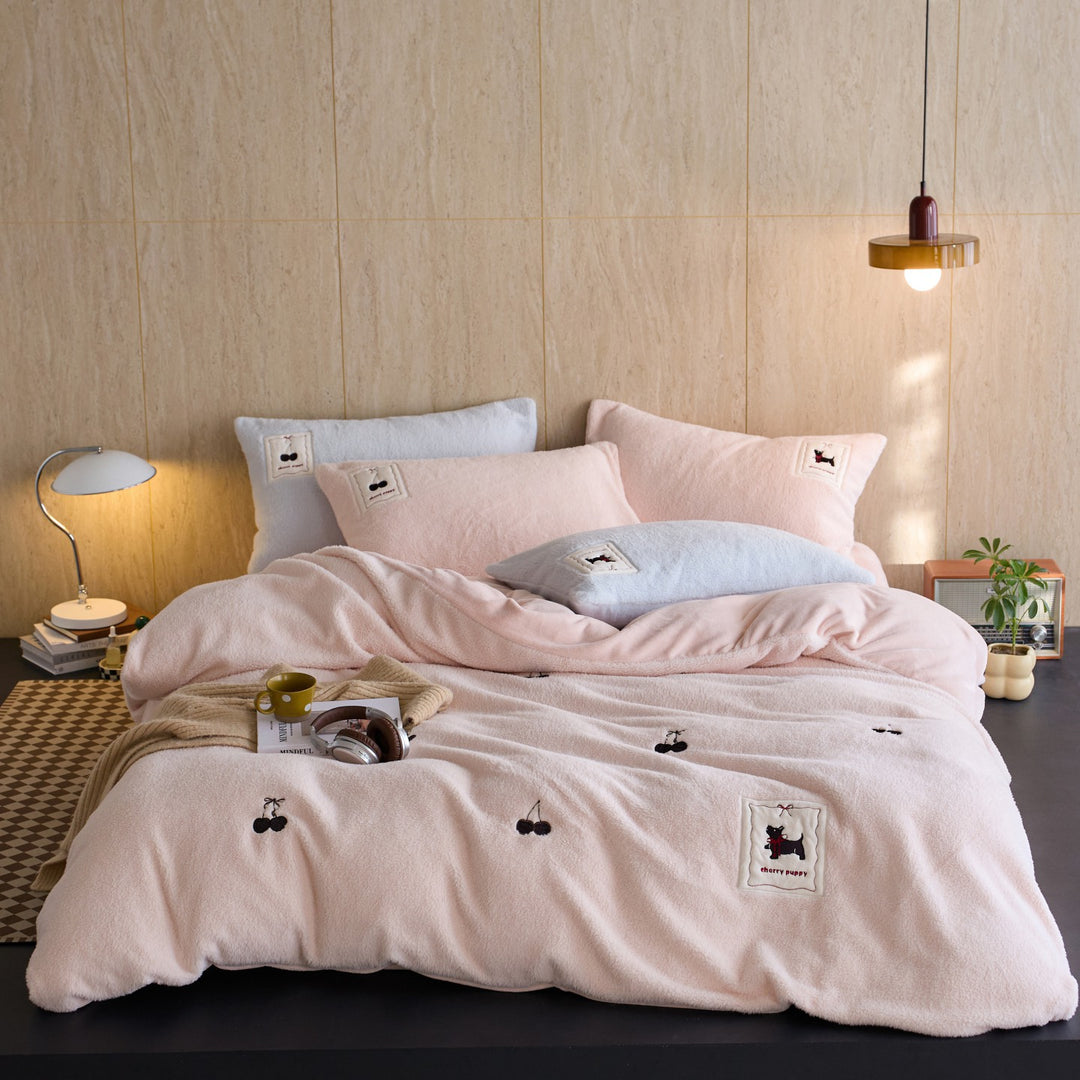 Plüsch Bestickter Fleece Bettbezug Set mit Applikation Welpen & Kirsch Patches