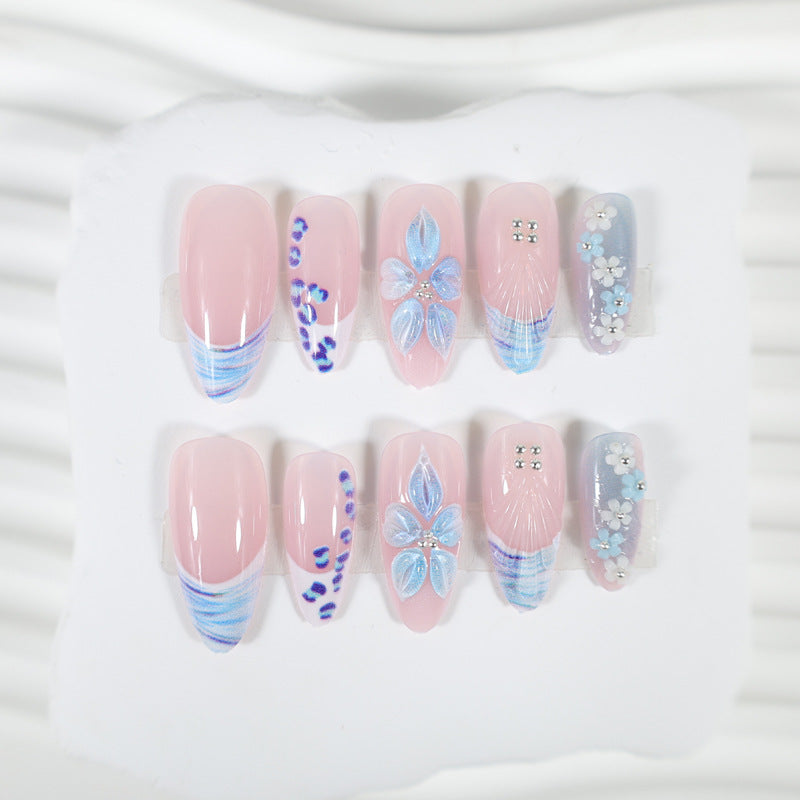 Kunstnagelset mit exquisiten blauen Blüten- und Glitzerverzierungen Karnz