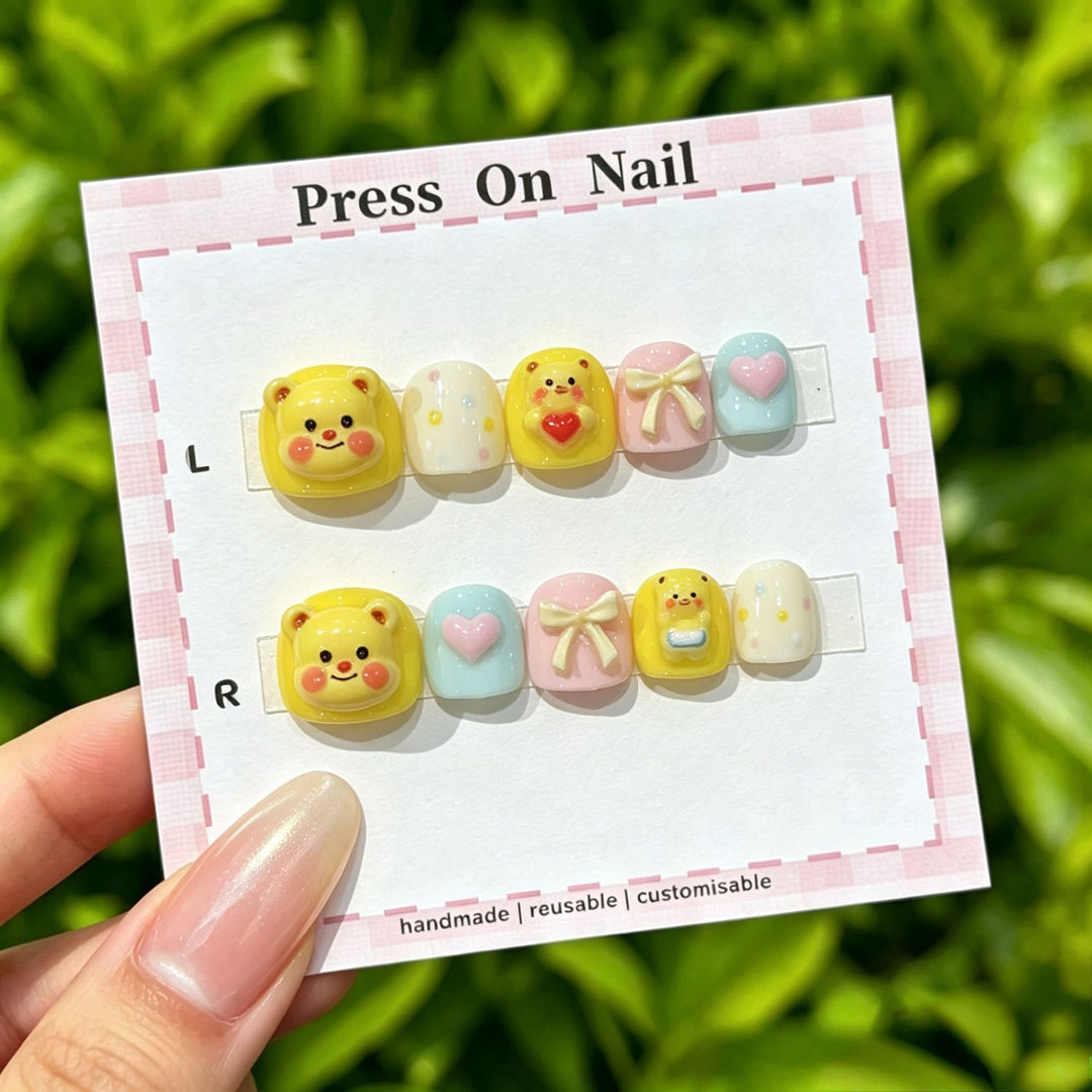 Künstlerisches Press-On-Nagel-Set mit floralen und grafischen Designs