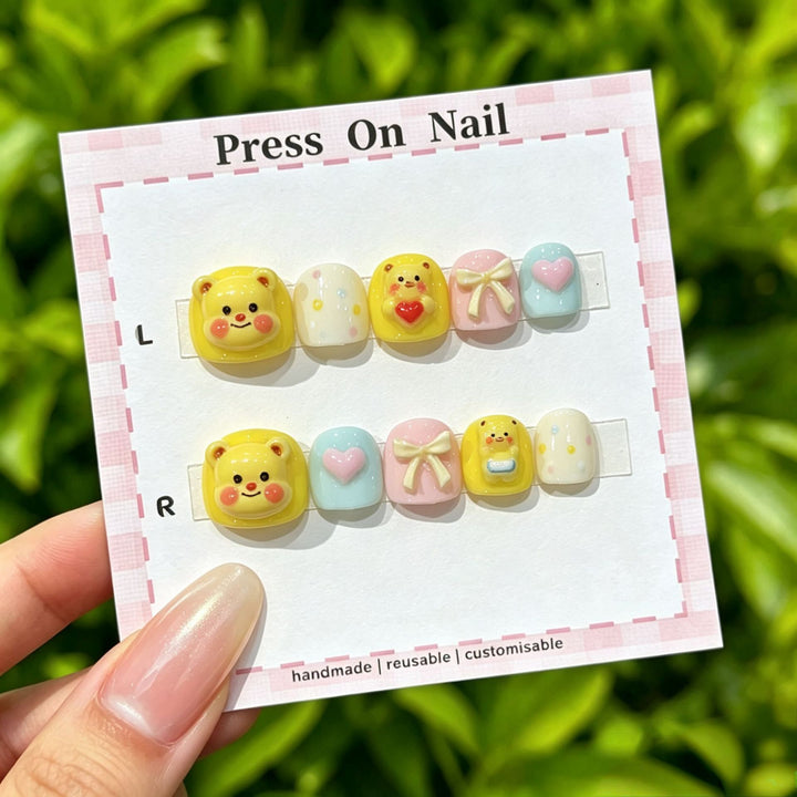 Künstlerisches Press-On-Nagel-Set mit floralen und grafischen Designs