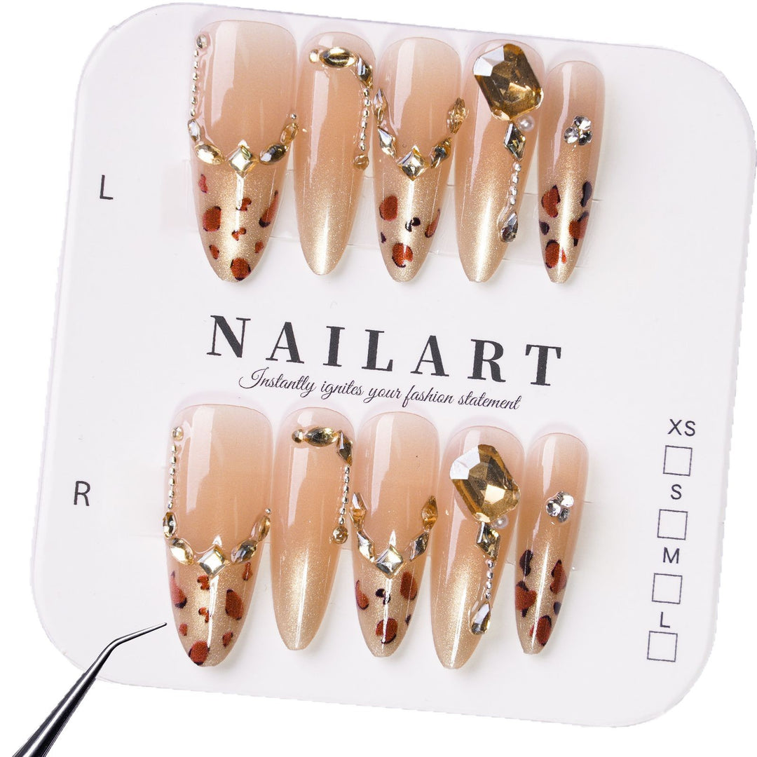 Glamouröse Kunstnägel mit Edlen Glitzerakzenten und Leopardendetails Karnz