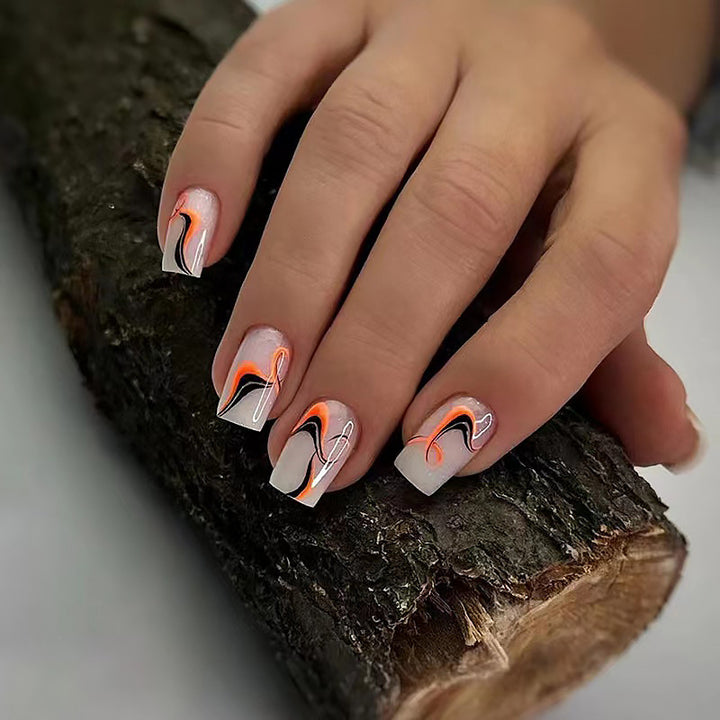 Kunstvolle Nagelspitzen mit abstraktem Farbdesign Karnz