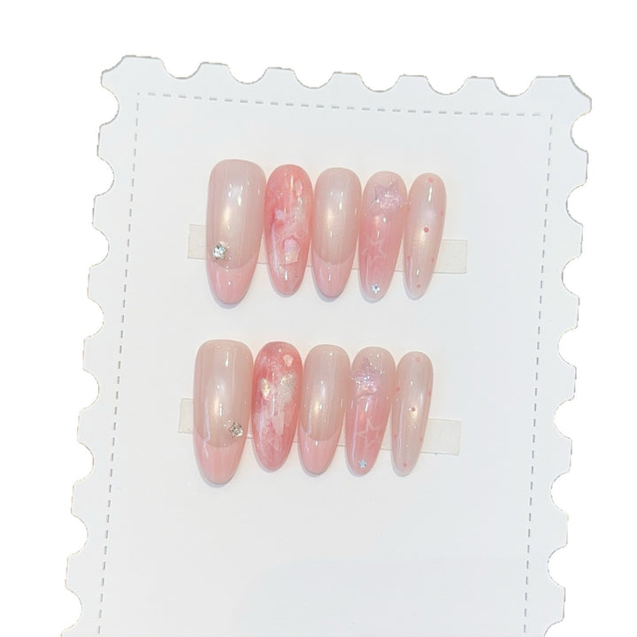 Kunstnägel mit Zartem Glitzer und Sternenmotiven Karnz