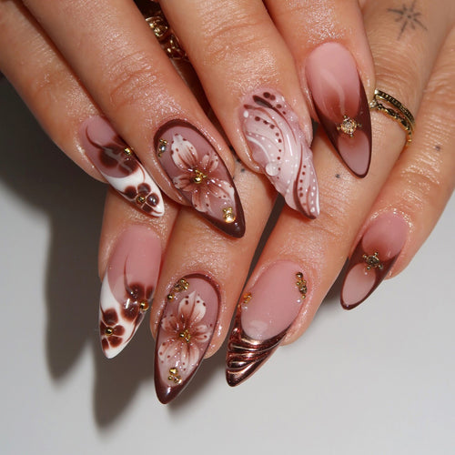Künstlerisches Press-On Nail Art Set mit floralen und Edelsteinakzenten Karnz
