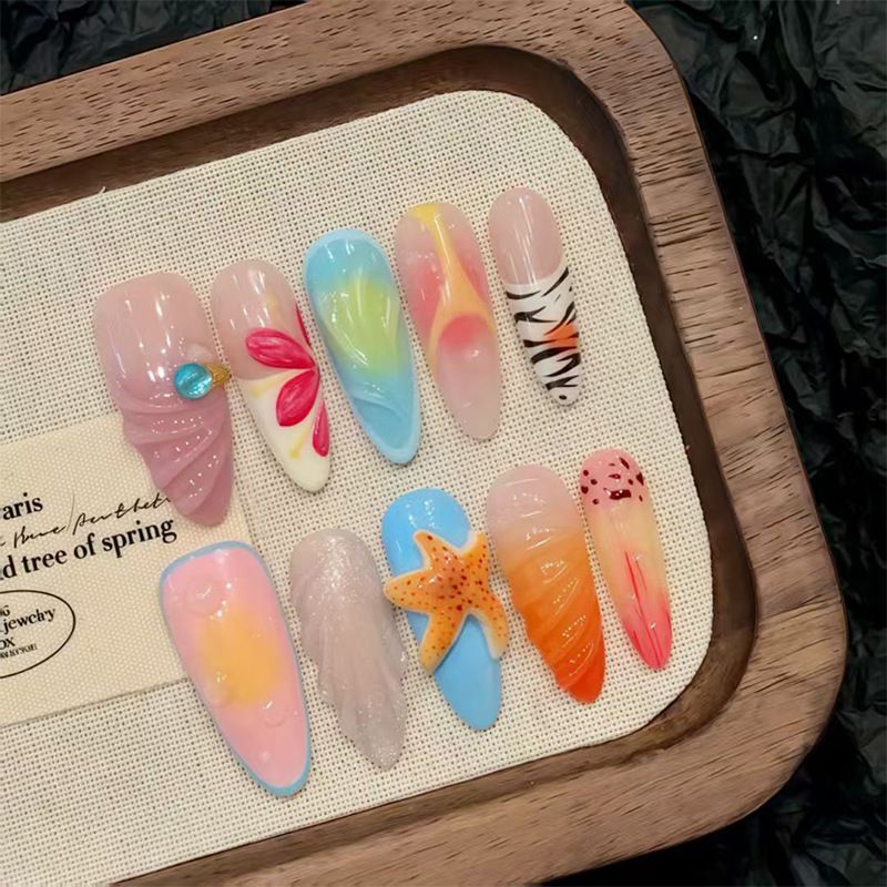 Kunstnagelset mit floralen Mustern und Ombre-Effekten Karnz