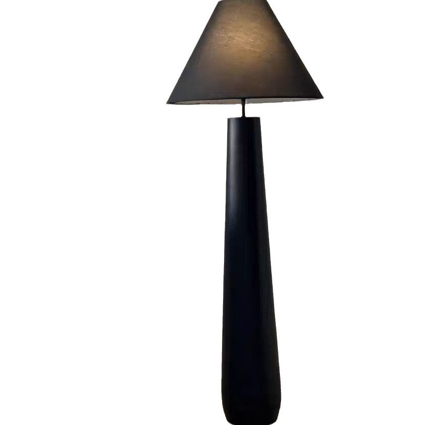 Elegante moderne Stehlampe mit stilvollem Schirm