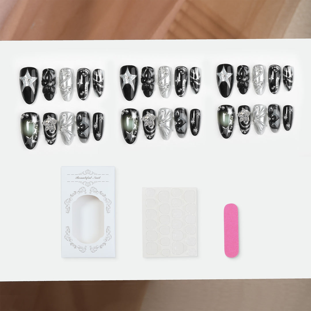 Kunstnagelset mit glamoureusen Designs und einzigartigen 3D-Elementen Karnz