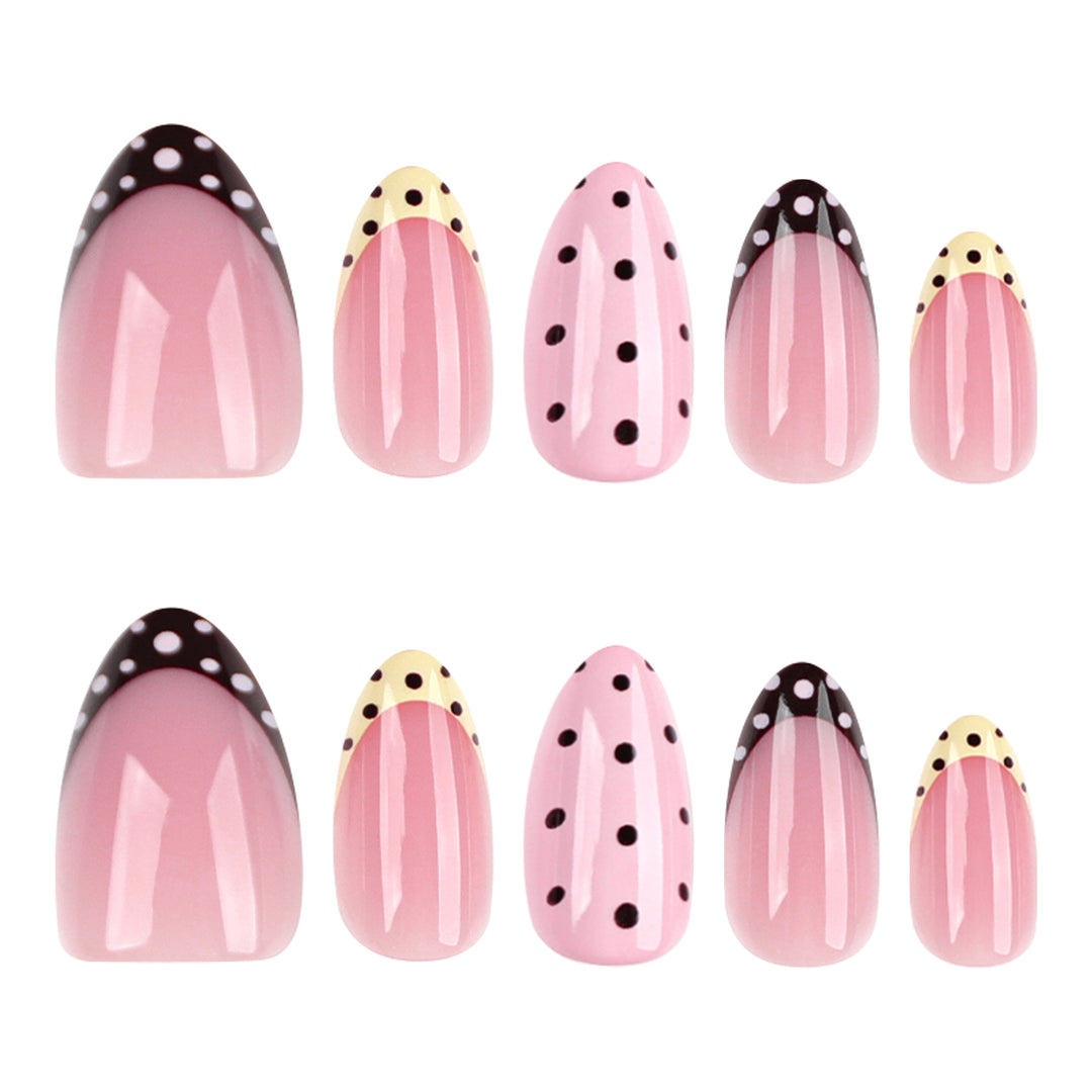 Künstliche Nagelkunst im eleganten Design mit kreativen Akzenten Karnz