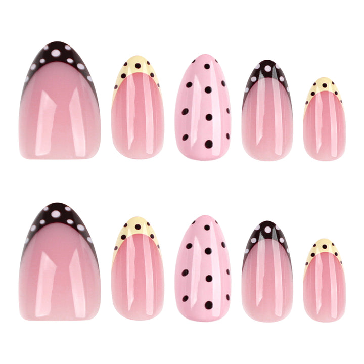 Künstliche Nagelkunst im eleganten Design mit kreativen Akzenten Karnz