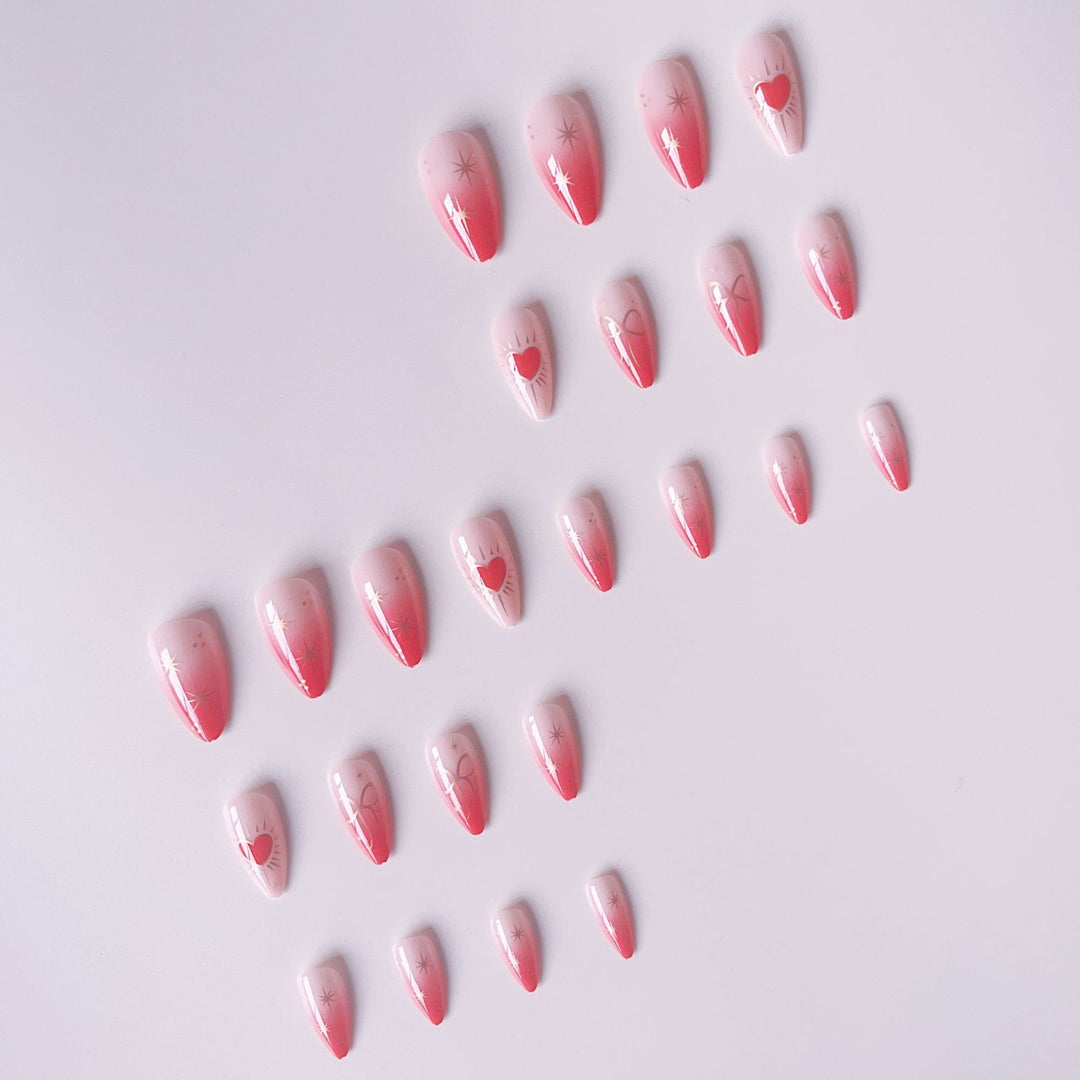 Glamouröse Kunstnagelspitzen mit Herz- und Sternenverzierungen Karnz