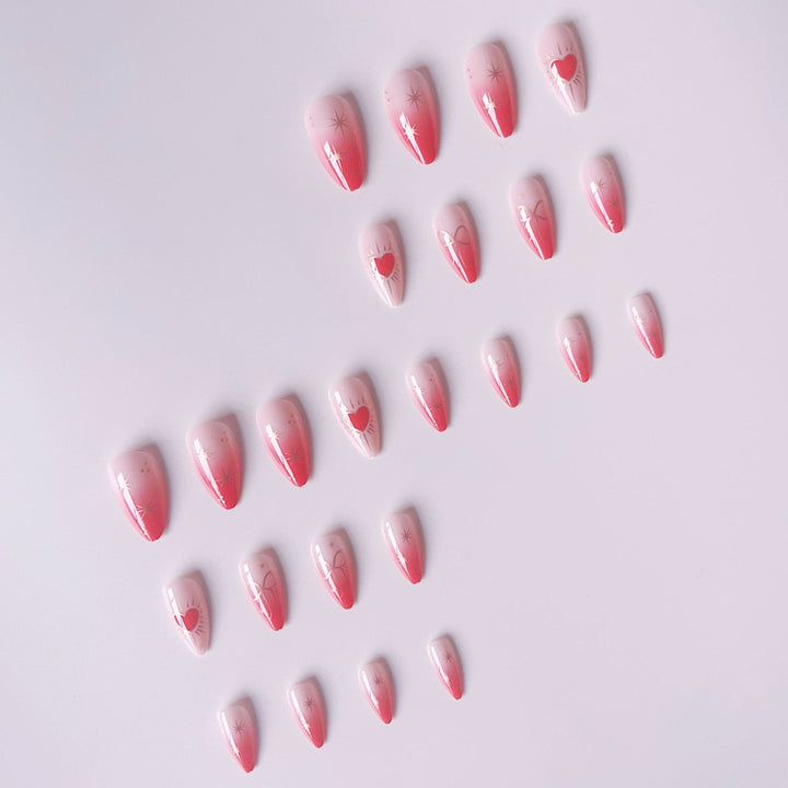 Glamouröse Kunstnagelspitzen mit Herz- und Sternenverzierungen Karnz