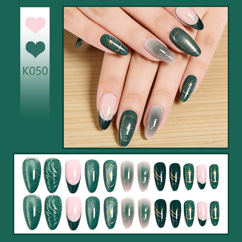 Kunstnägel mit luxuriösen Metallic- und Glitzerdetails Karnz