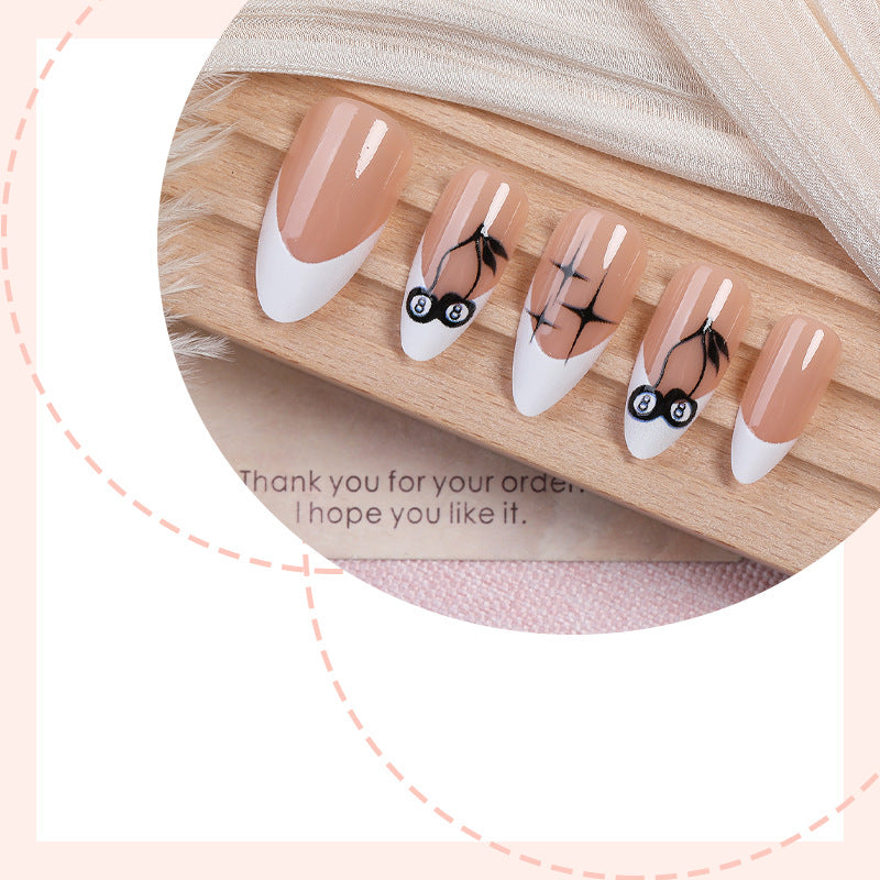 Künstlerische Press-On Nagelkollektion mit einzigartigen Musterdesigns Karnz