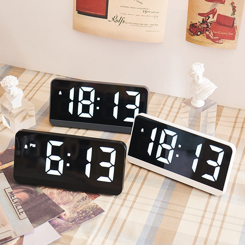Digitaler LED-Wecker im minimalistischen Design Karnz