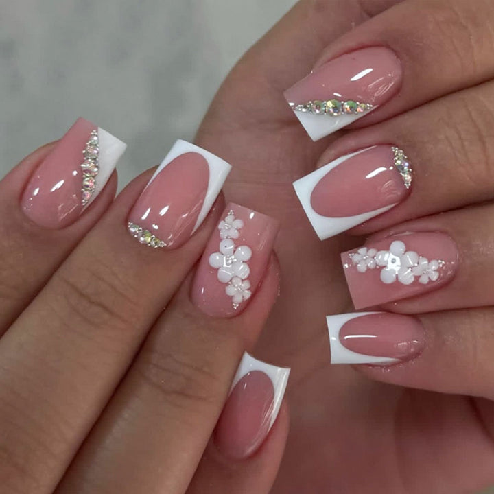 Dekoratives Press-On-Nagelkunst-Set mit Blumen- und Strassakzenten