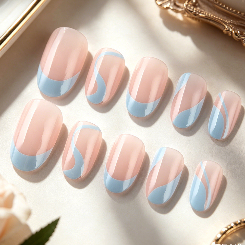 Künstlerisches French Tip Nageldesign Karnz