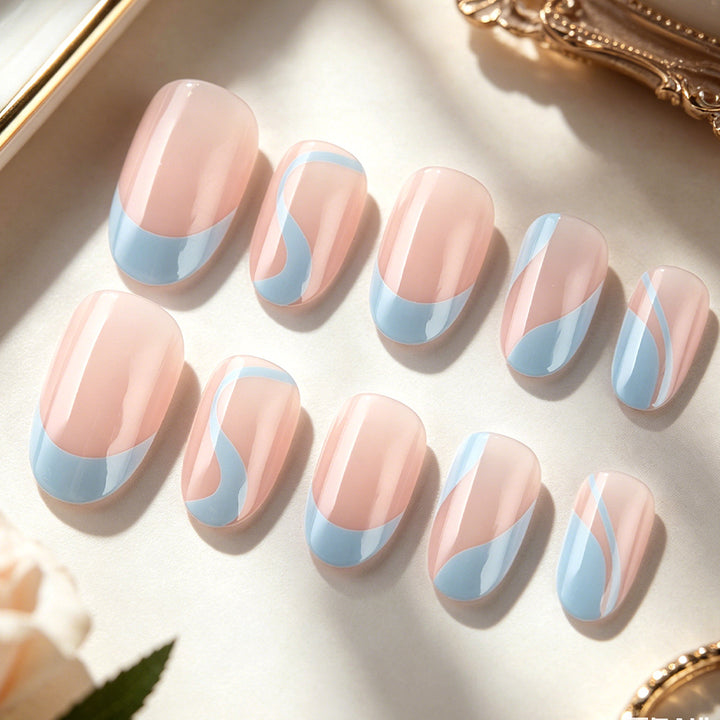 Künstlerisches French Tip Nageldesign Karnz
