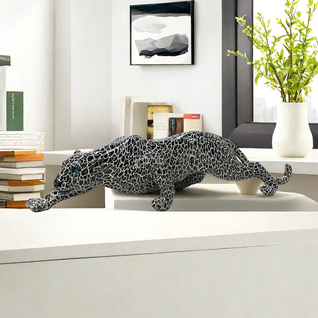 Kunstvolle und bunte Tierfigur in Pantherform Karnz
