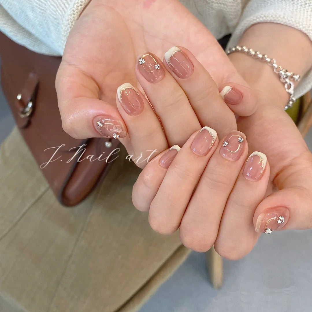 Kunstnagelset mit Eleganten Französischen Spitzen und Glitzerakzenten Karnz