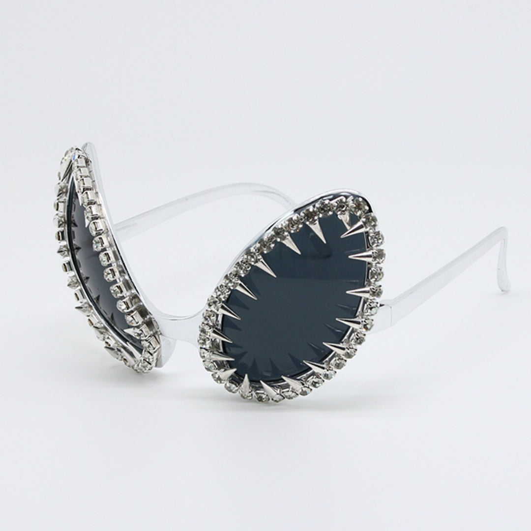 Damen auffällige Sonnenbrille mit luxuriösem Kristallbesatz und spitzen Designelementen Karnz