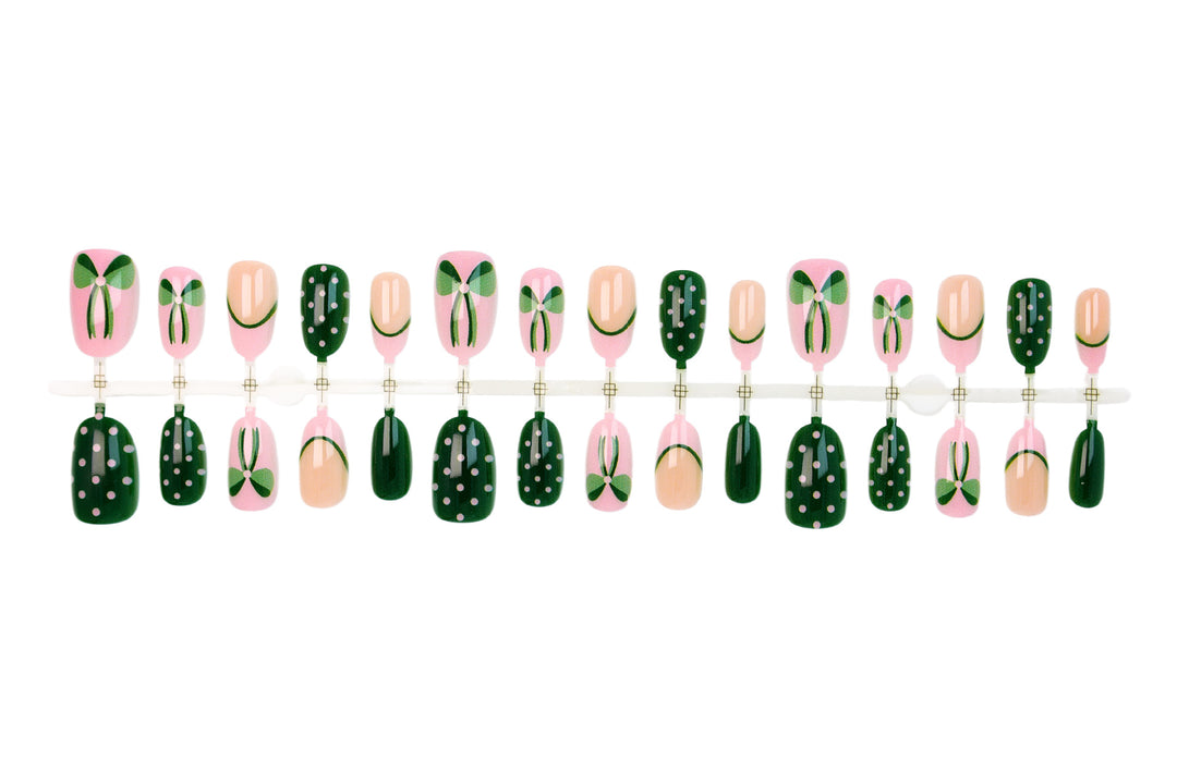Kunstnagelset mit floralen Akzenten und verspielten Designs Karnz