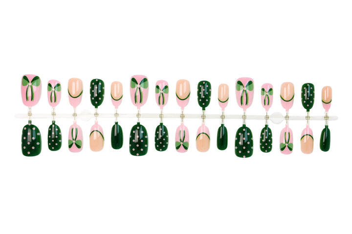 Kunstnagelset mit floralen Akzenten und verspielten Designs Karnz