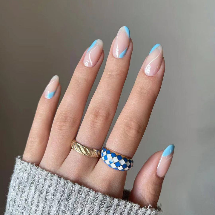 Trendige Nagelkunst mit modernem Wellenmuster Karnz