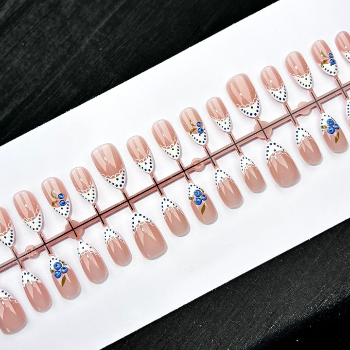 Thematisches dekoratives Press-On-Nagelset mit künstlerischen Designs
