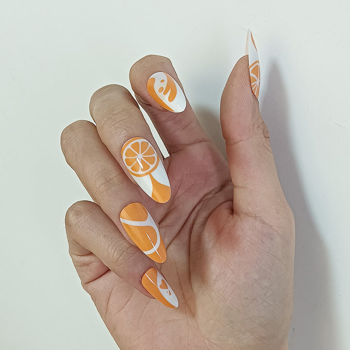 Kunstnägel mit floralem Minimalismus Karnz
