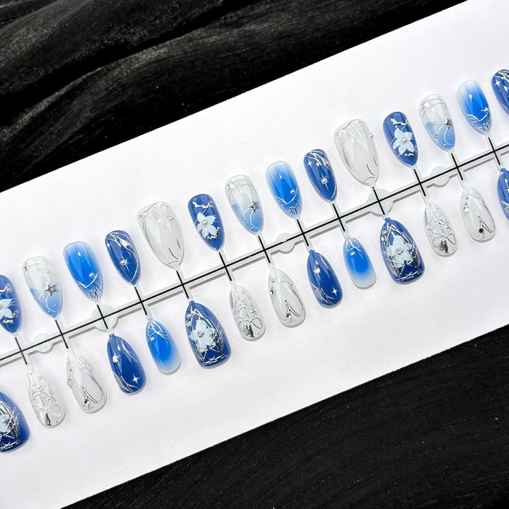 Press-On Nail Art Set mit floralen und metallischen Designs
