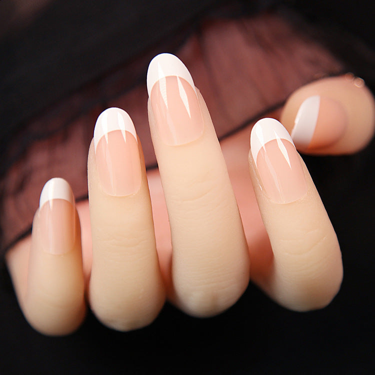 Hochwertige Kunstnägel im klassischen French Tip Design Karnz