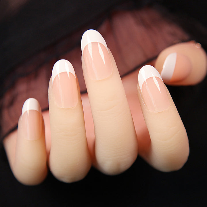 Hochwertige Kunstnägel im klassischen French Tip Design Karnz