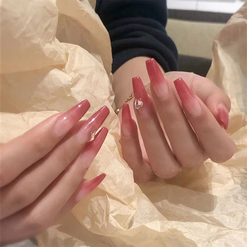 Kunstvolle Stiletto-Nägel mit elegantem Farbverlauf und Strassverzierung Karnz