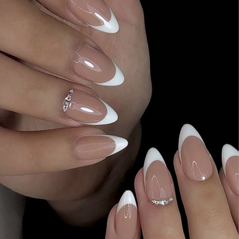 Kunstnagelset mit eleganter French-Spitzen-Optik und schimmernden Akzenten Karnz