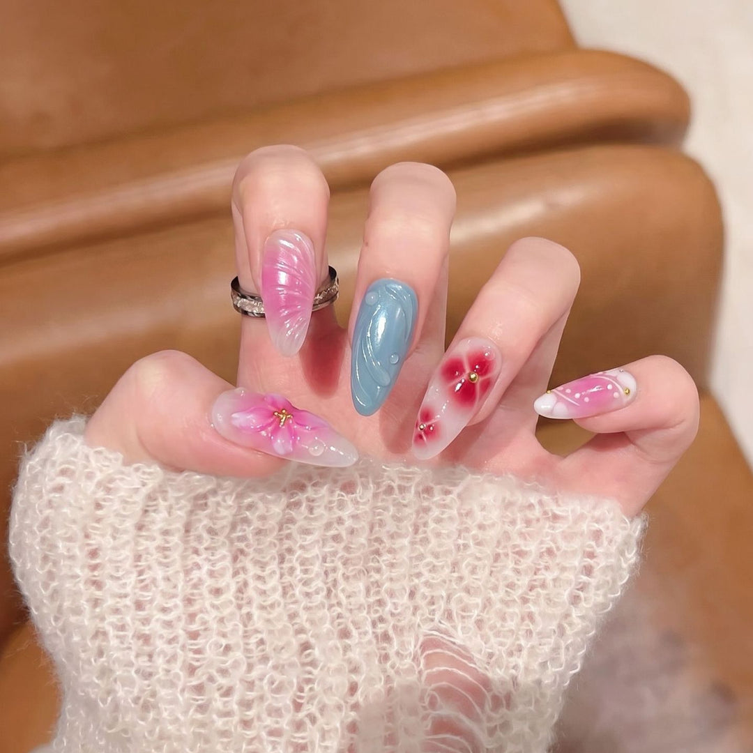 Künstlerisches Press-On-Nagelset mit floralen und abstrakten Designs Karnz