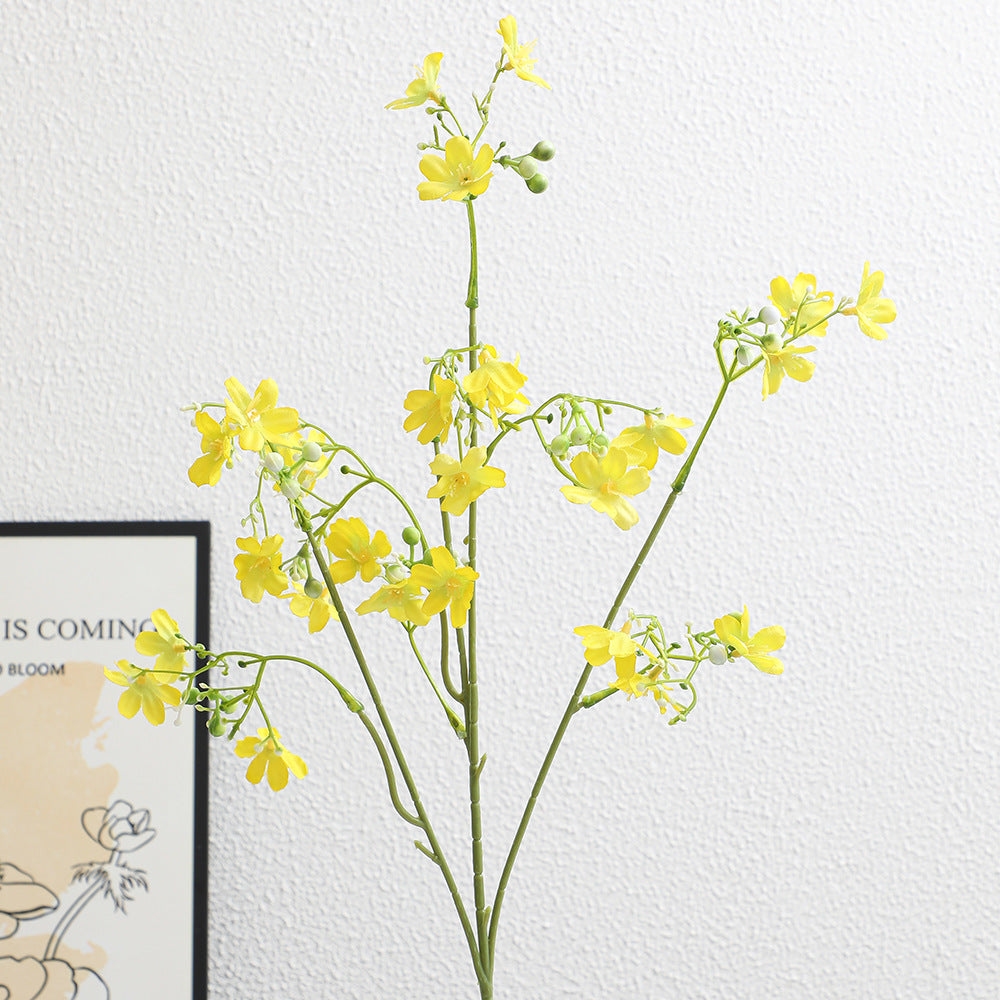 Künstlicher Blütenzweig mit zarten blauen Blumen und grünen Beeren Karnz