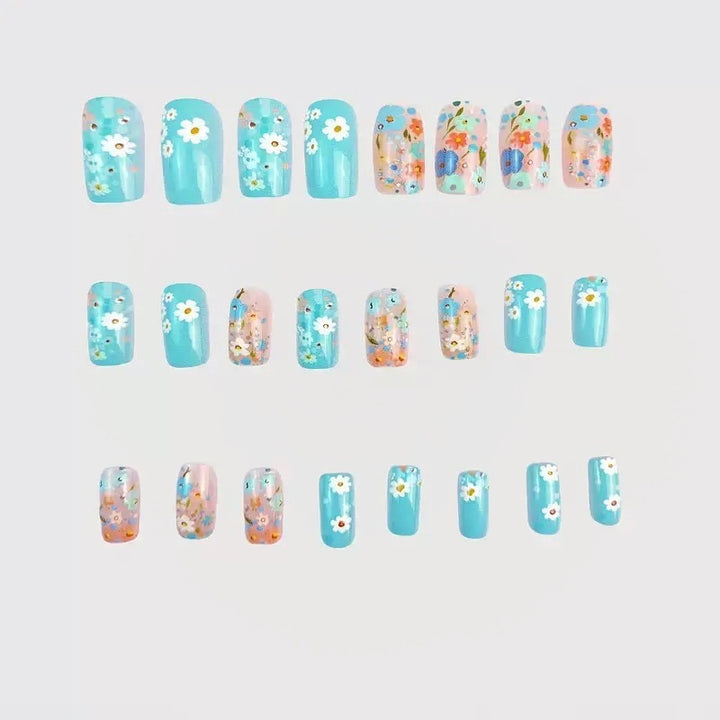 Kunstnagelset mit floralen 3D-Akzenten Karnz