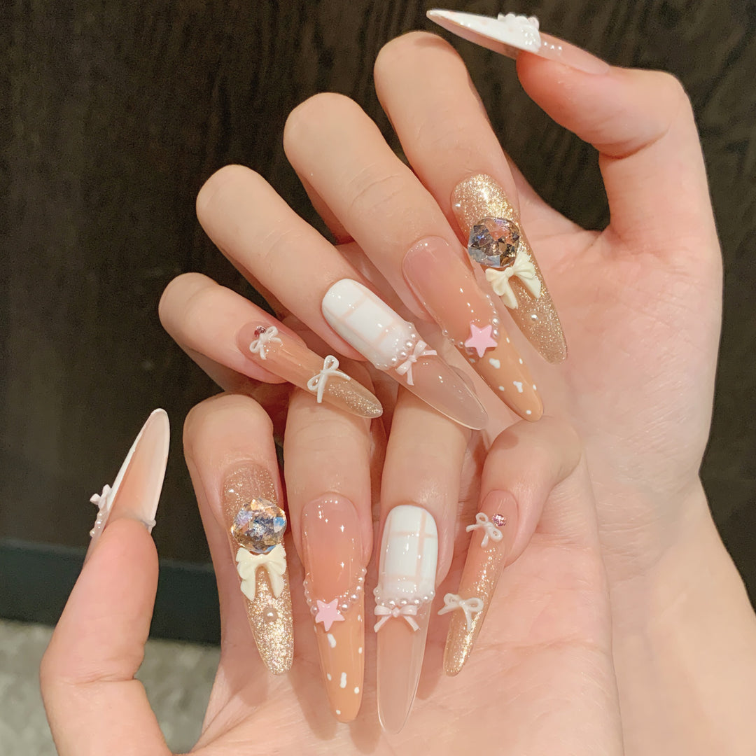 Stylisches Gel Press-On Nagelset mit dekorativen Verzierungen