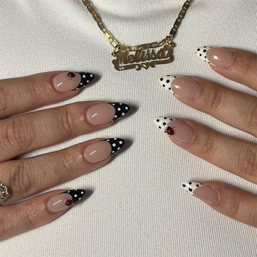 Kunstnagelset mit polka-nervigen Akzenten und funkelnden Details Karnz