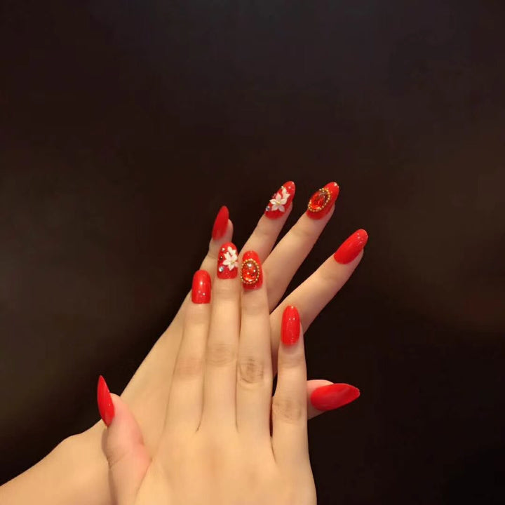 Kunstnägel mit elegantem Blumen- und Strassdesign Karnz