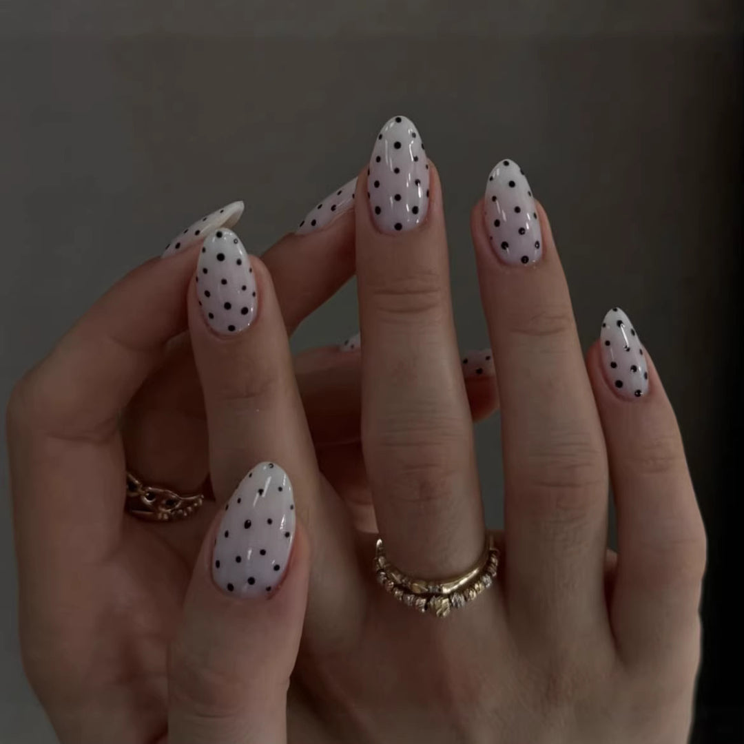 Elegante Polka Dot Press-On Nagelverstärkungen Karnz